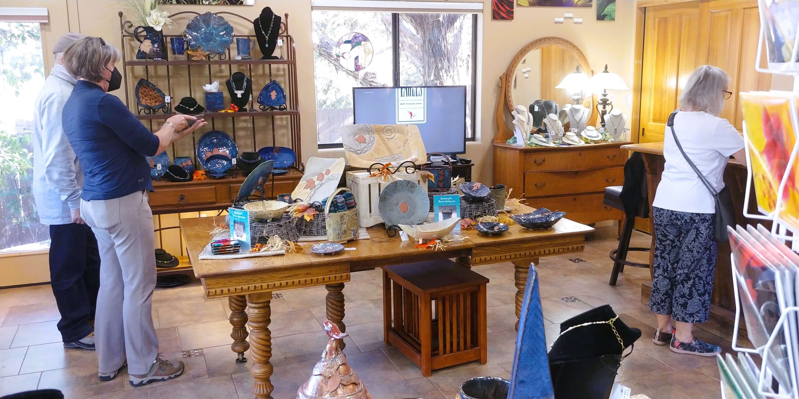 Visitors at the Studio of Mike and Sharon Upp 2023 Visitors at the Studio of Mike and Sharon Upp (2)